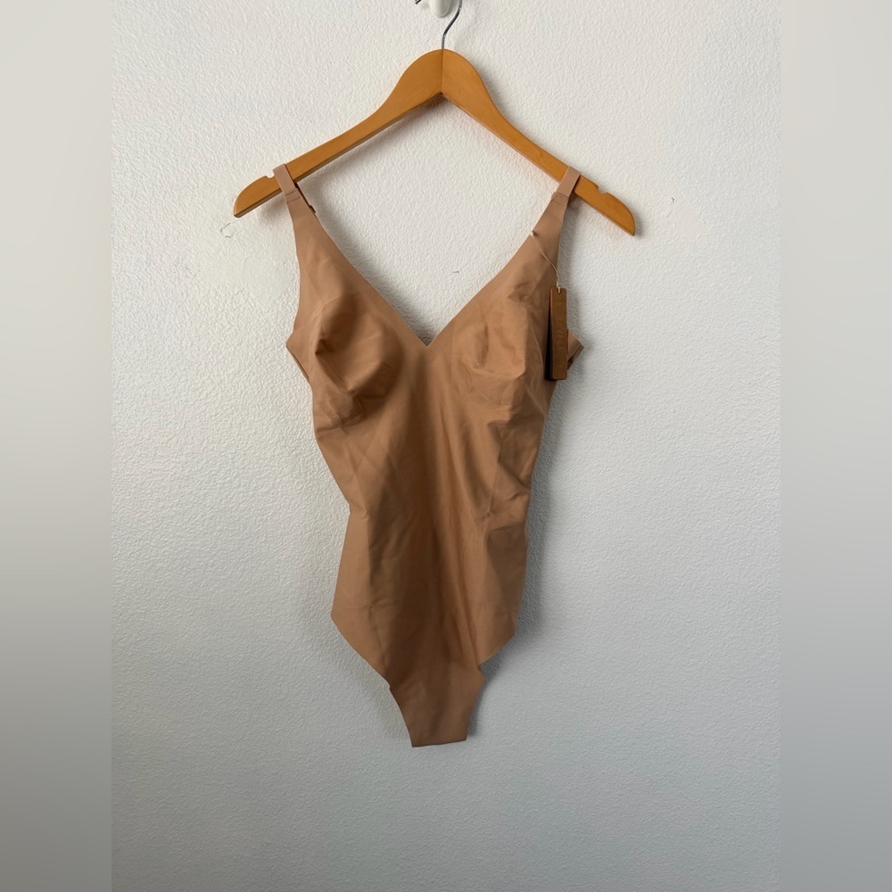 SKIMS BODY UNLINED PLUNGE BODYSUIT  BD-THG-3326 Sz XL Shapewear Clay Tan